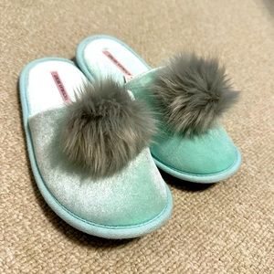 NWT Victoria’s Secret Pompom Slippers